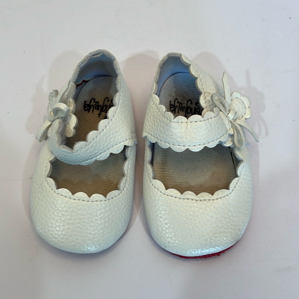 Hongteya infant girls shoes white. USED. No size 5 in x 2 1/2 at toe